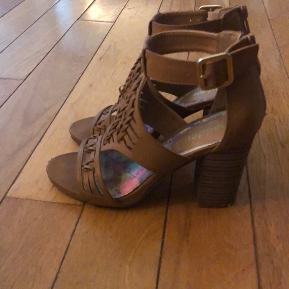 Madden Tan heels! - Picture 2 of 5
